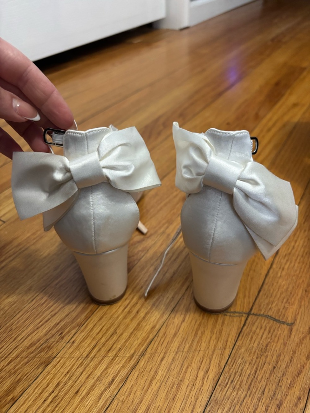 Ivory wedding shoes ! Worn a few hours ! Size 8.5!